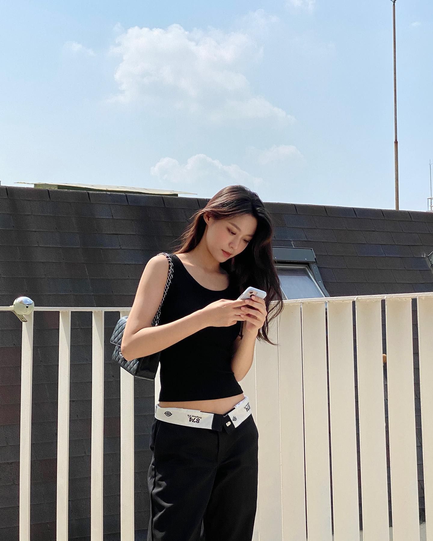 aoa雪炫晒近照表情天真身材迷人低腰时尚秀出蚂蚁腰