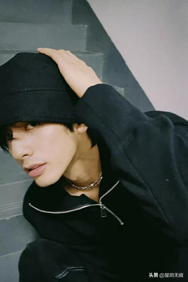 宋威龙晒九宫格随拍分享生活碎片 骑单车赏晚霞