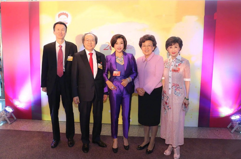 刘晓庆罕见携四婚老公亮相，她穿紫色扮嫩如少女，同框老公像父女