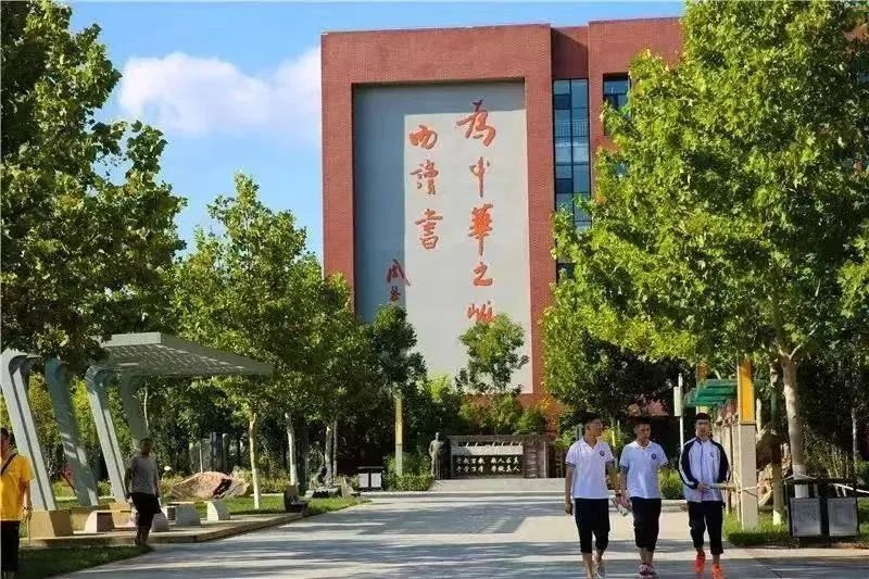 成都又一民办国际化学校暂停办学，传递了哪些重要信号？
