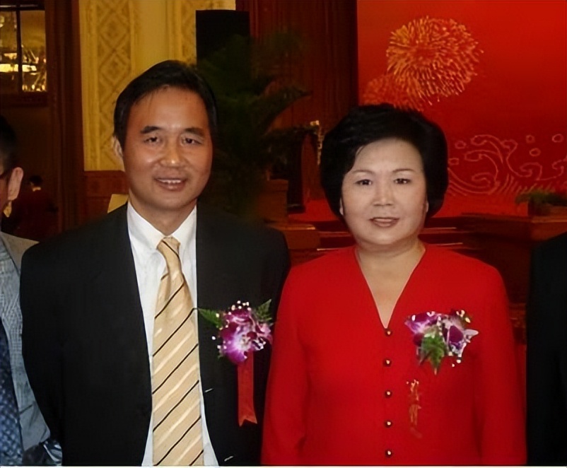与丈夫相伴48年,在搭档罗京病逝后自请离职,邢质斌过得还好吗?
