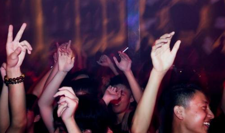 高考状元抢银行10万，被抓时仅花100多元，出狱后再考入重点大学