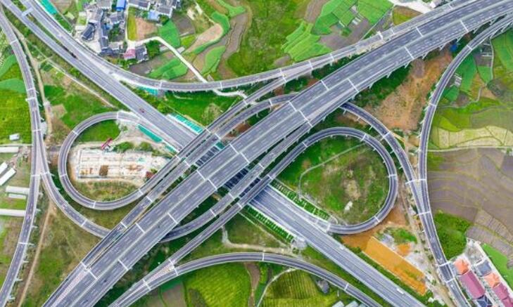贵州这条高速对接重庆，较为繁忙，正在新建复线和既有道路扩容