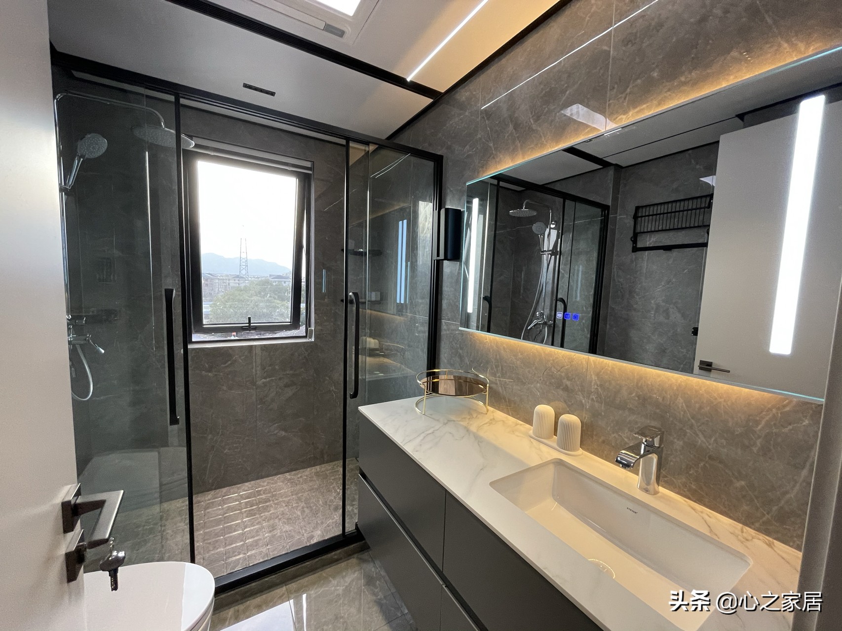 140㎡气派轻奢的家装风格，大三居住出大平层的感觉，成功的装修