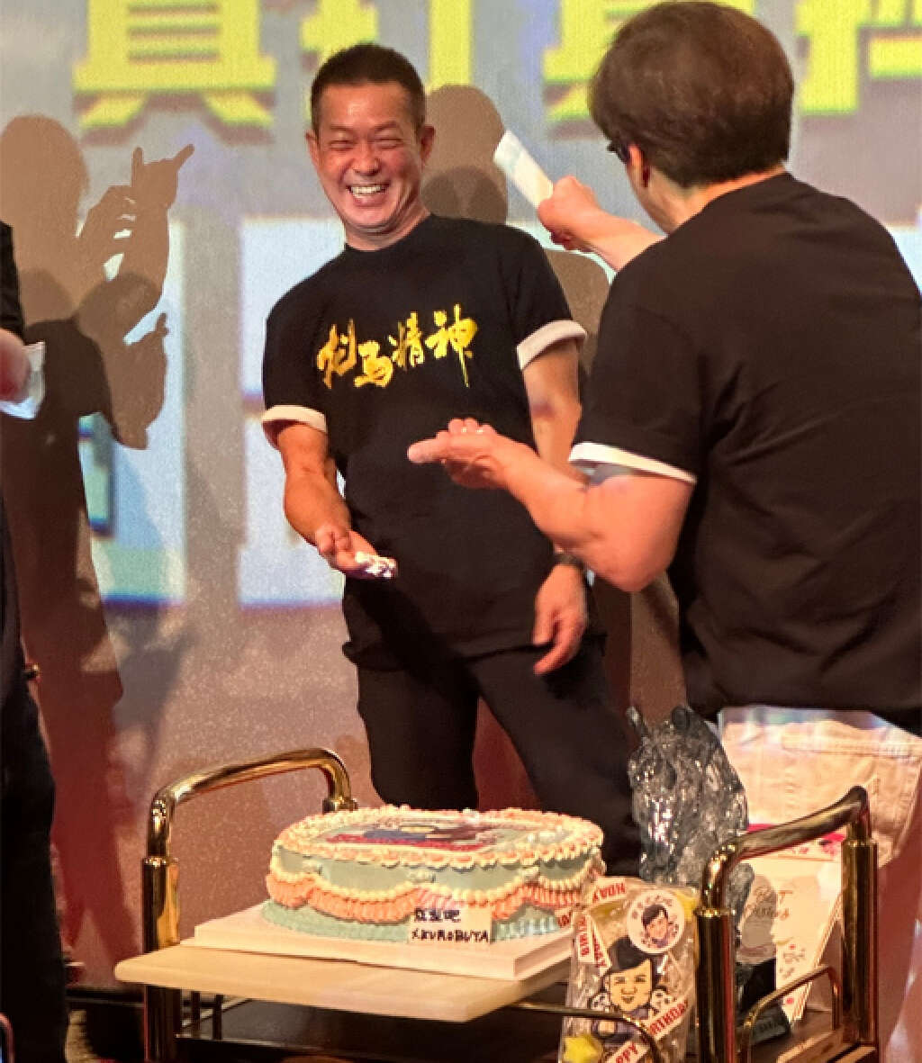 成龙庆69岁生日,被元彪往脸上扔蛋糕笑开怀,于荣光帮擦拭很贴心