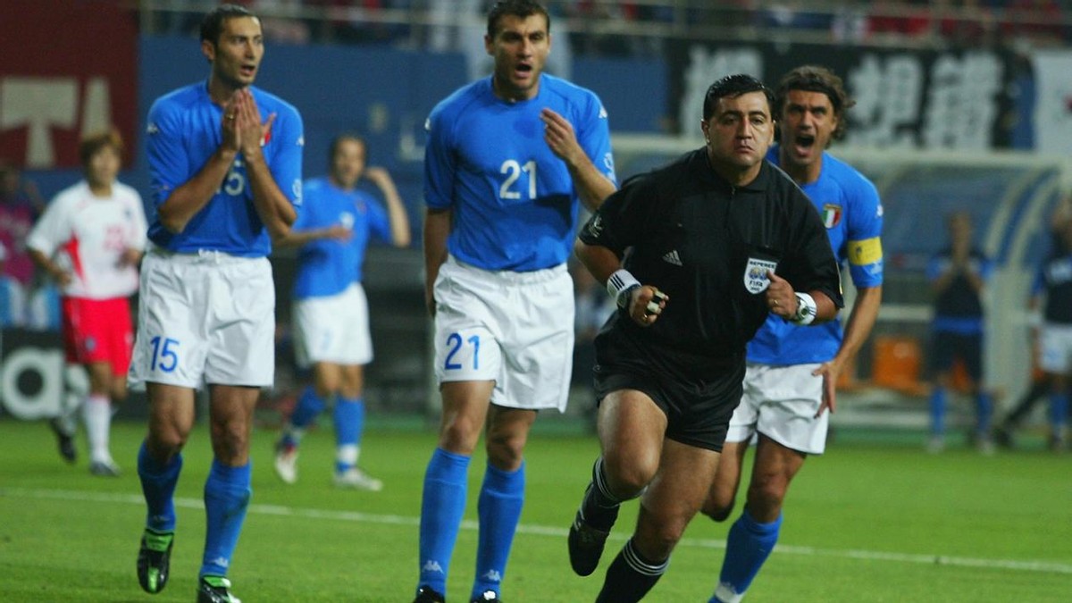 韩国是如何打进世界杯（脸都不要了！回顾世界杯黑历史，靠黑哨晋级的韩国队）