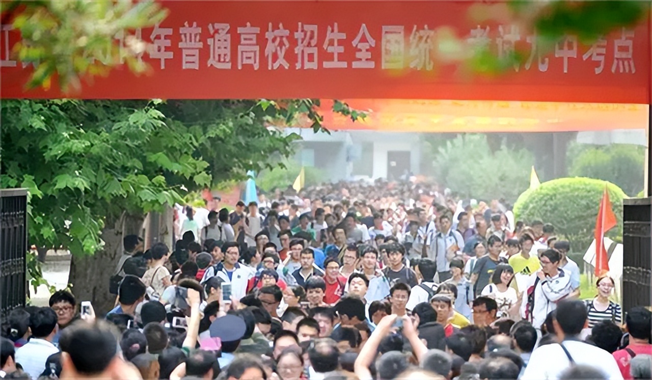 18年孙女高考成绩47分,爷爷请求复查考卷,原因竟是为减轻家庭负担