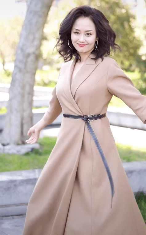 57岁李颖天生丽质,90年代的挂历女神美到惊艳,如今年轻貌美