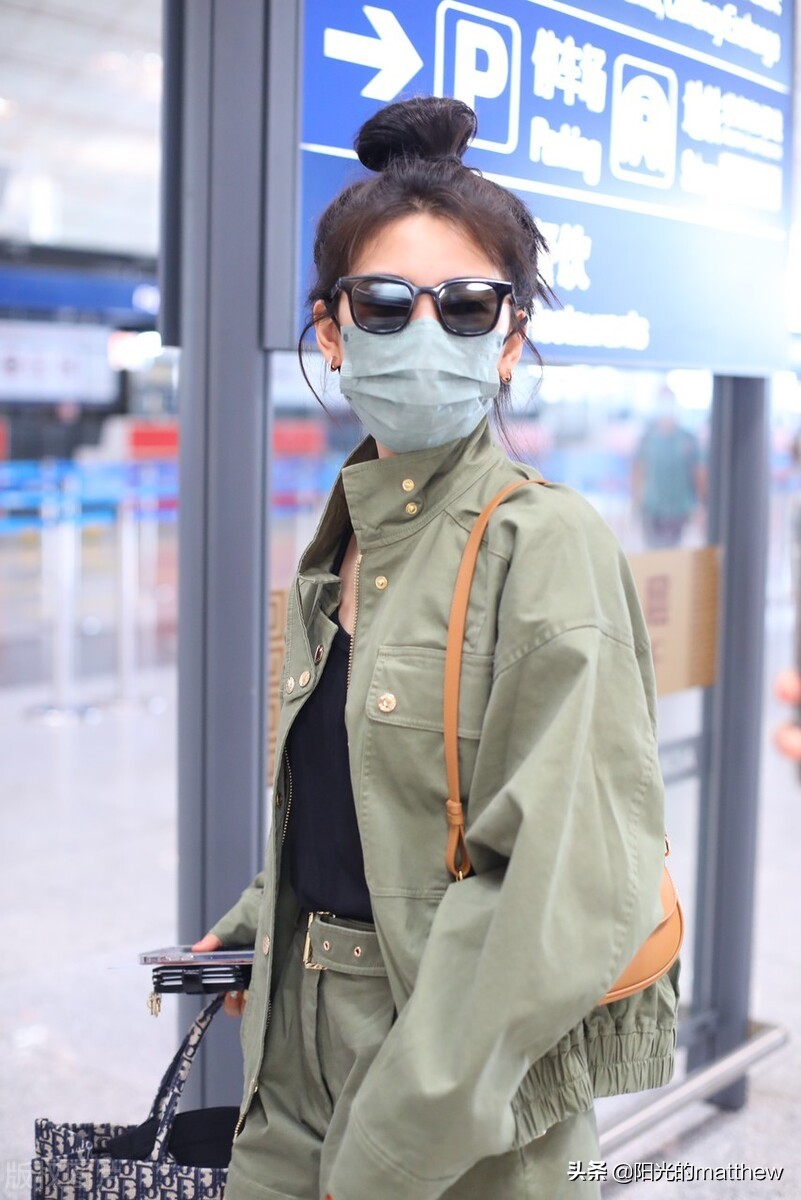 章若楠工装外套搭短裤现身机场，头发高扎超酷绝伦
