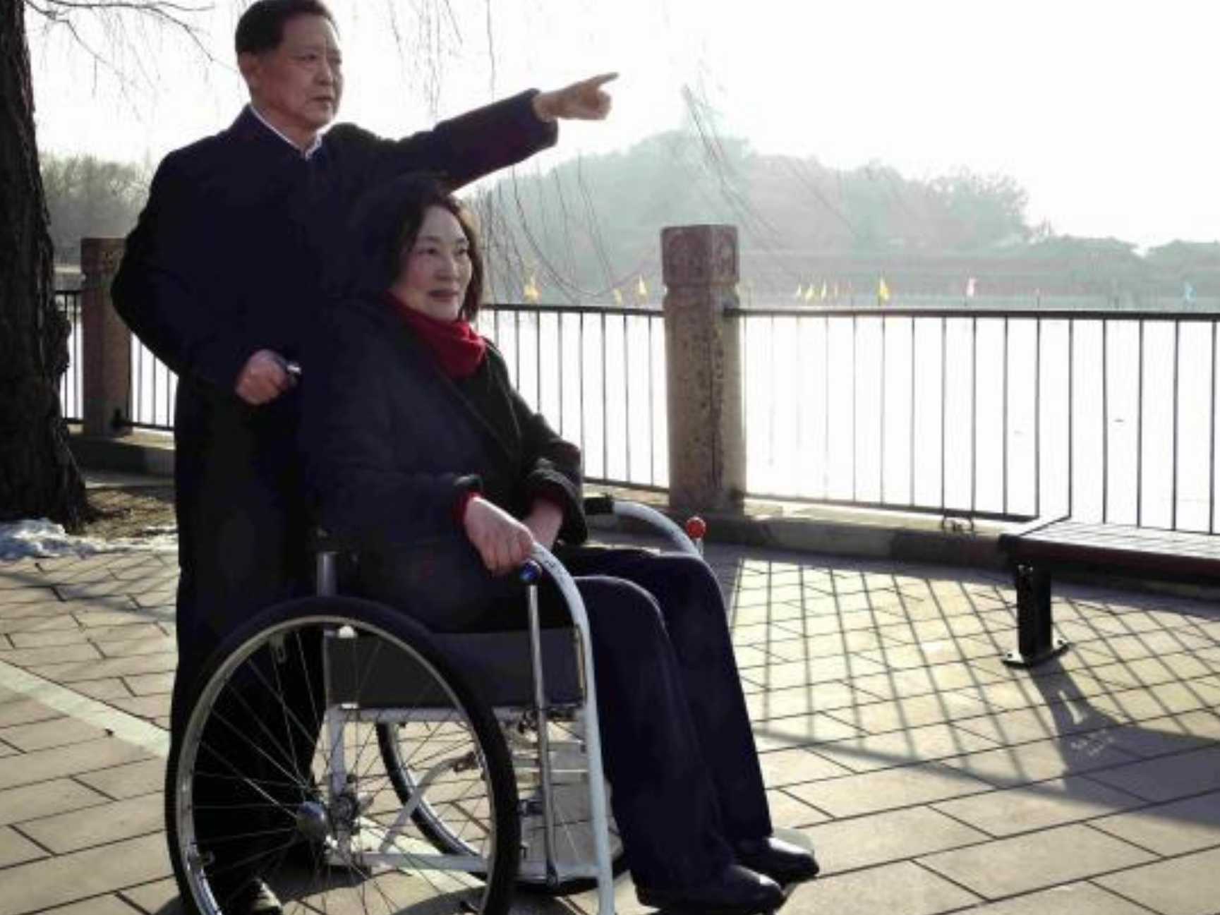 痴守瘫痪妻41年，丈夫收到女孩来信：我愿意嫁你，一起照顾你妻子