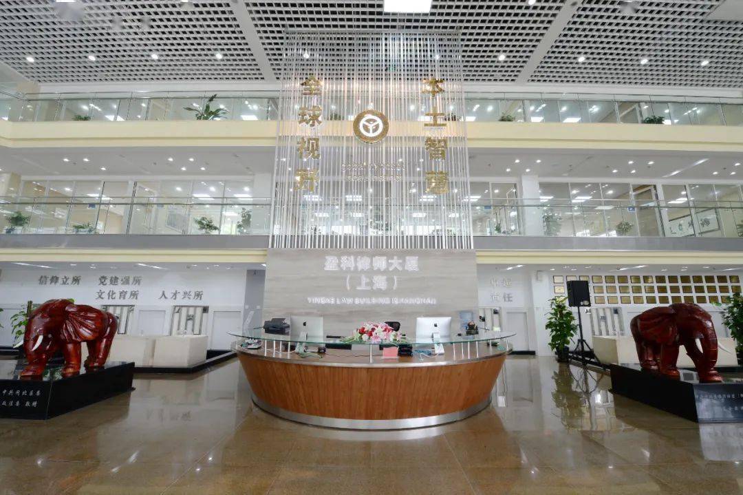 一个“出圈”的律政精英——读《平凡之路》