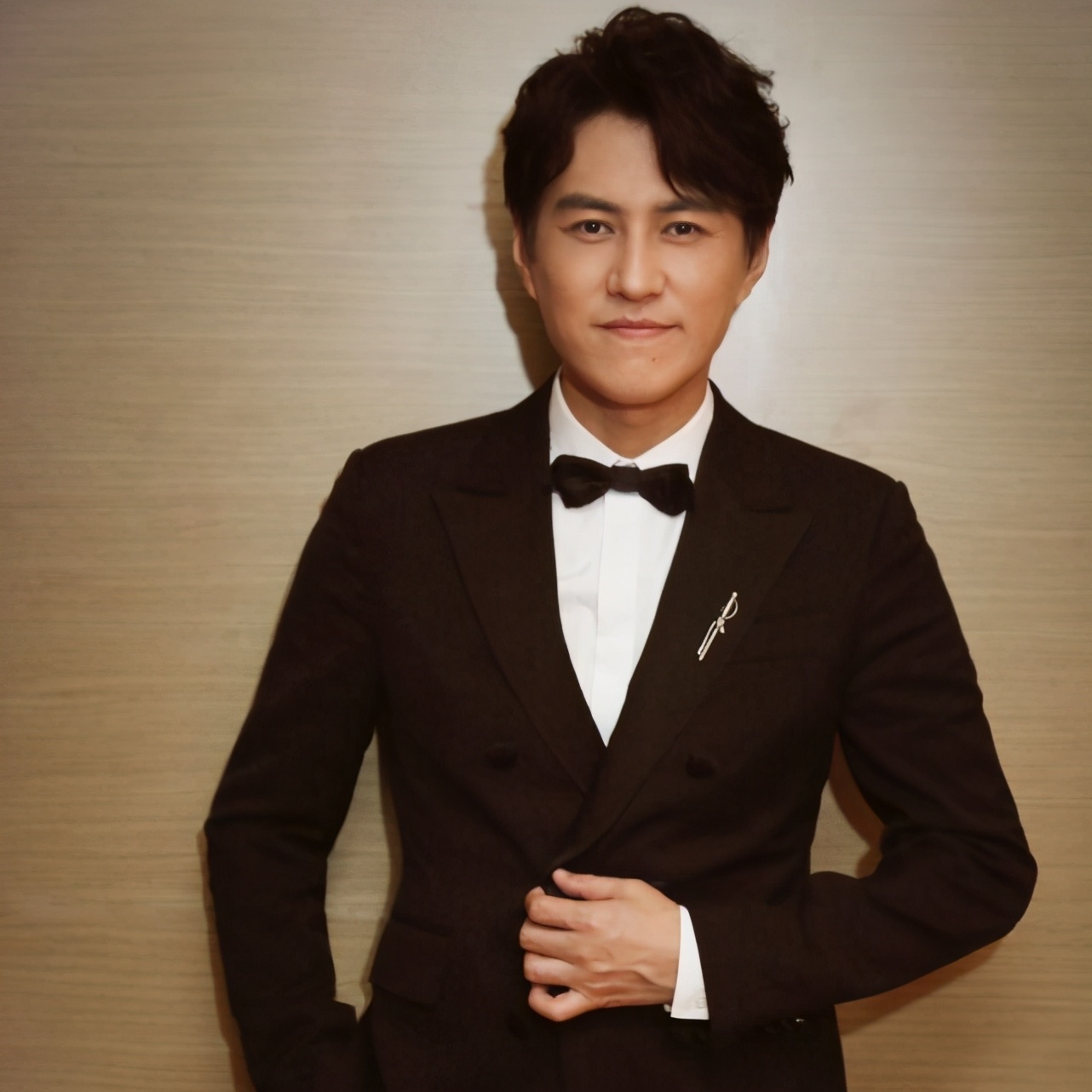 45岁靳东任煤矿文工团副团长!升至副厅级,成名副其实"老干部"