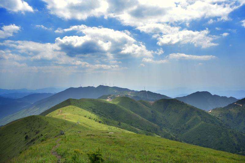 江西绝美景区走红，幽谷叠翠、奇峰峥嵘，是度假、避暑的好地方