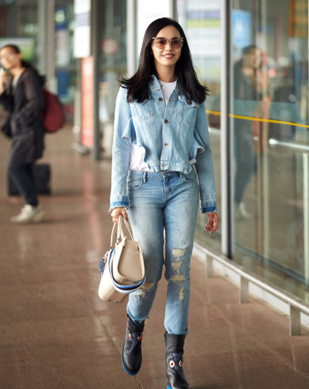 "蜘蛛网"的破洞牛仔裤搭配少女牛仔服,姚晨实力装嫩现场!