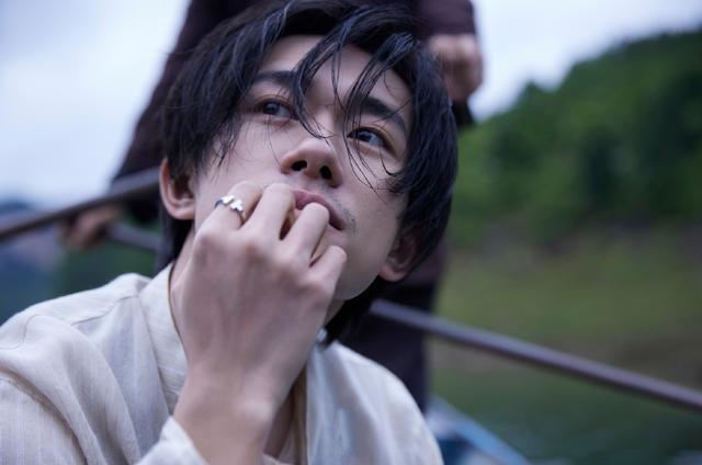 易烊千玺6月杂志封面出炉，大走颓败风，网友担心他会成为王传君