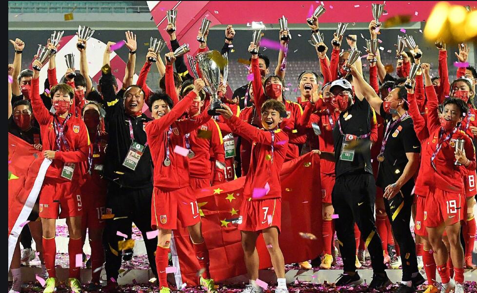 为什么外国足球比赛那么多人看（中国男足不断吐槽，为什么中国女足在国外受到明星般追捧？）-趣拿体育