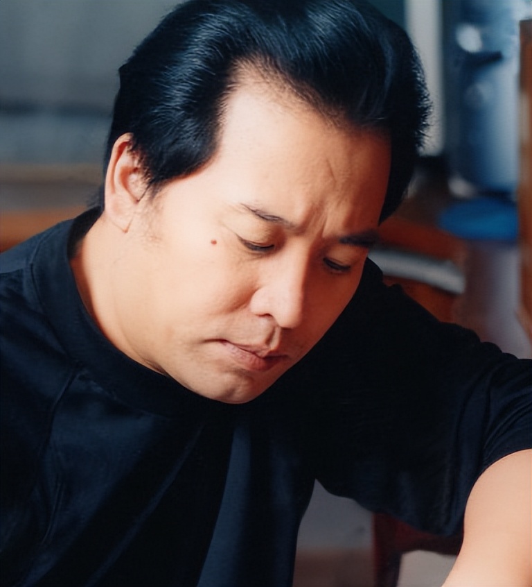 歌唱家佟铁鑫:离婚后独自抚养儿子,40岁二婚娶女富豪收获幸福