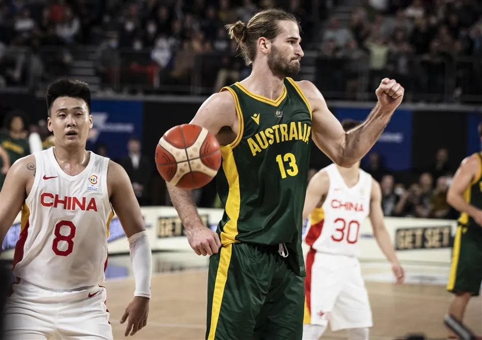 张镇麟5分1板(全队3分！中国男篮打破纪录！张镇麟加入NBA太阳队征战夏联)