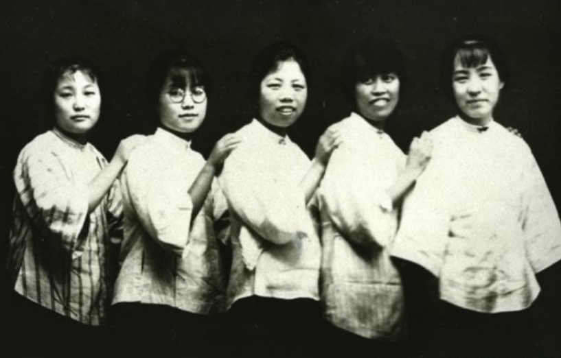 忠贞者邓颖超：青年时期的她有多优秀？她与周总理如何走到一起？