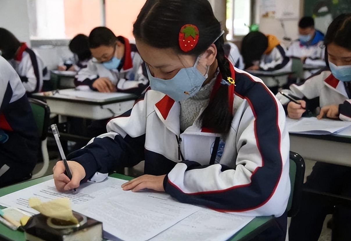 为什么高考一定要用2B铅笔？看到电脑扫描后的试卷，屏幕给出真相
