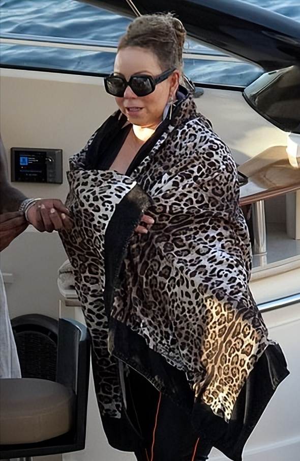 “花蝴蝶”玛利亚凯莉亮相胖得认不出！和鲜肉男友度假，成大妈了