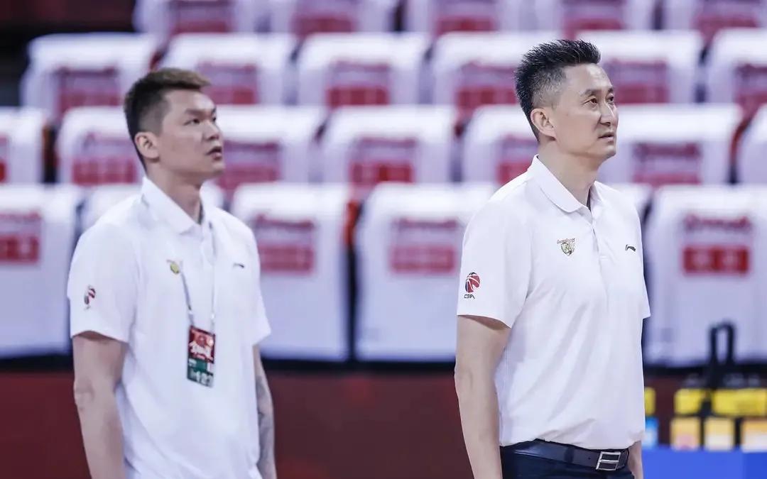 主教练人选引援等暂无法敲定（朱芳雨临时顶替主教练，杜锋暂无法执教，广东队球员赶得上揭幕战）-华海博客