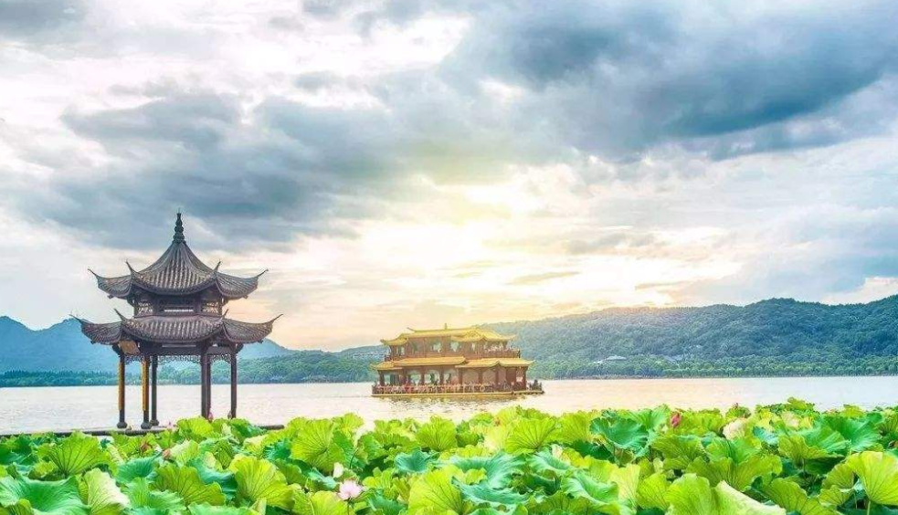 要论苏轼哪首诗最能展现西湖的美？莫过于《饮湖上初晴后雨》