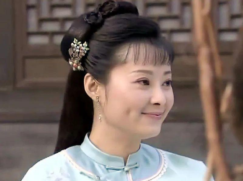 50岁袁立两婚两离,三婚和小11岁丈夫恩爱有加,回家探亲