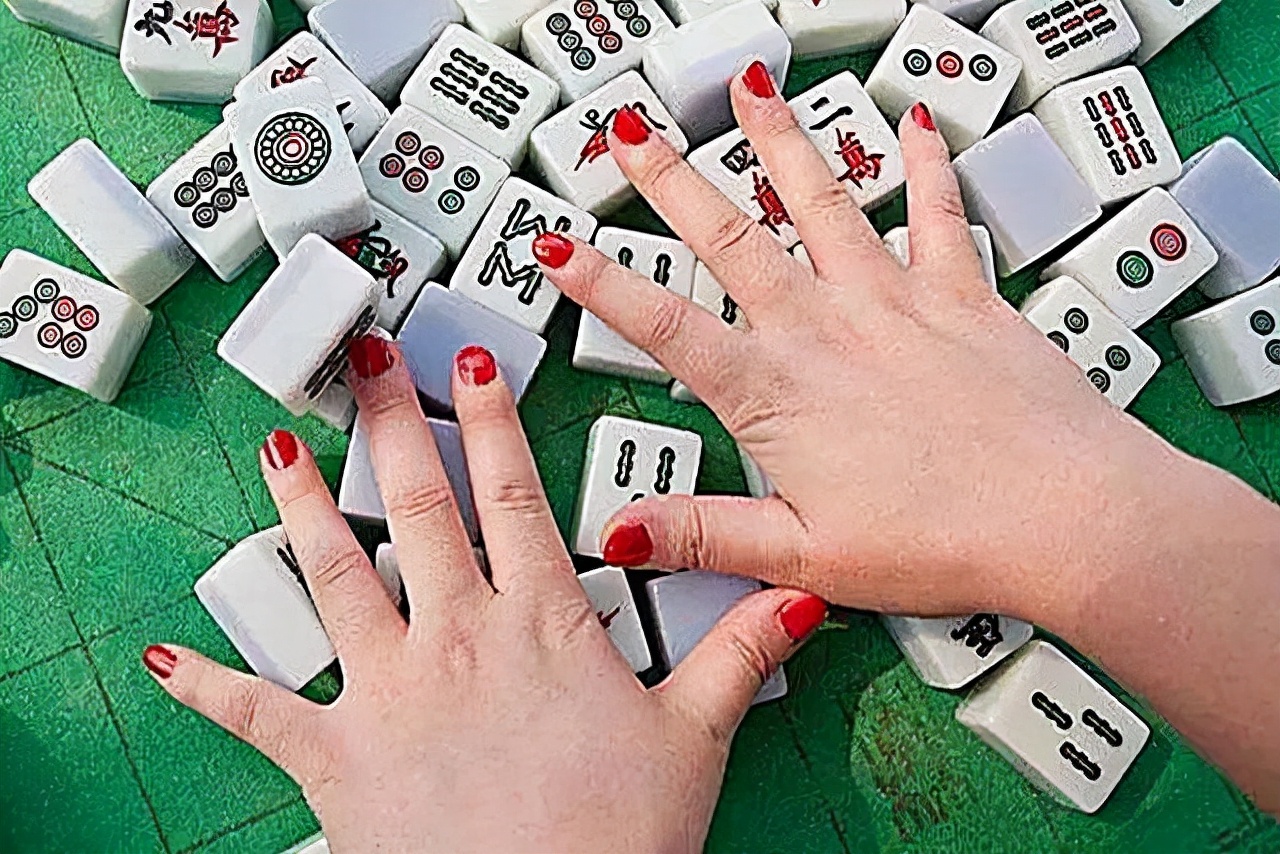 雇主跑路，拿不到工钱的保姆无私抚养两弃女，将她们培养成大学生