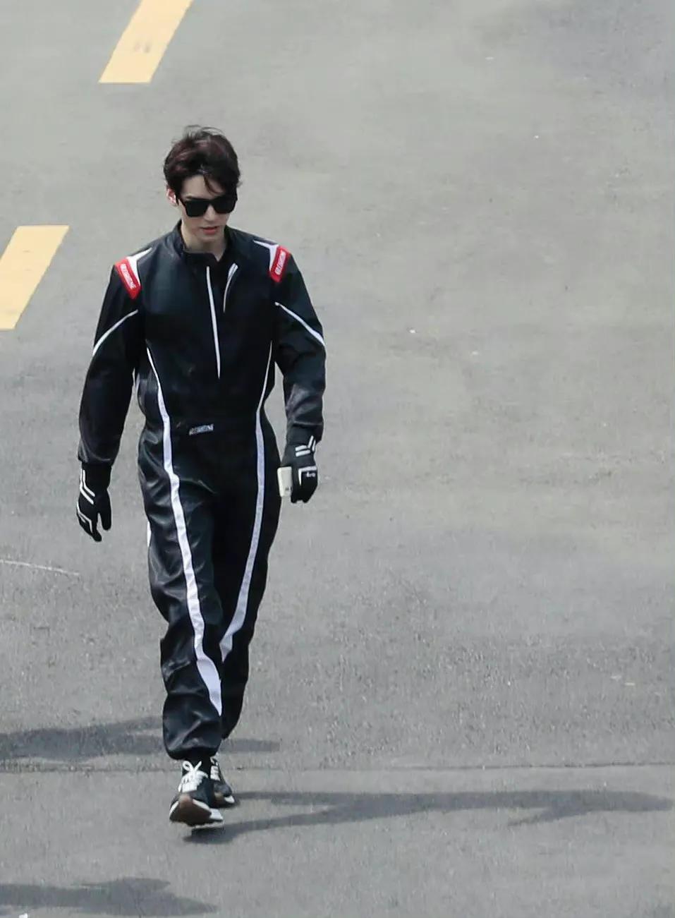 龚俊的赛车服造型简直不要太帅