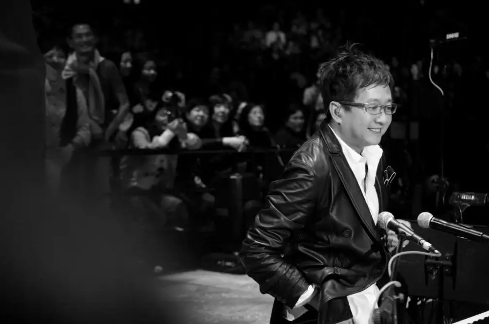 一首歌一个故事 李国祥伦永亮情深款款合唱励志歌曲《总有你鼓励》