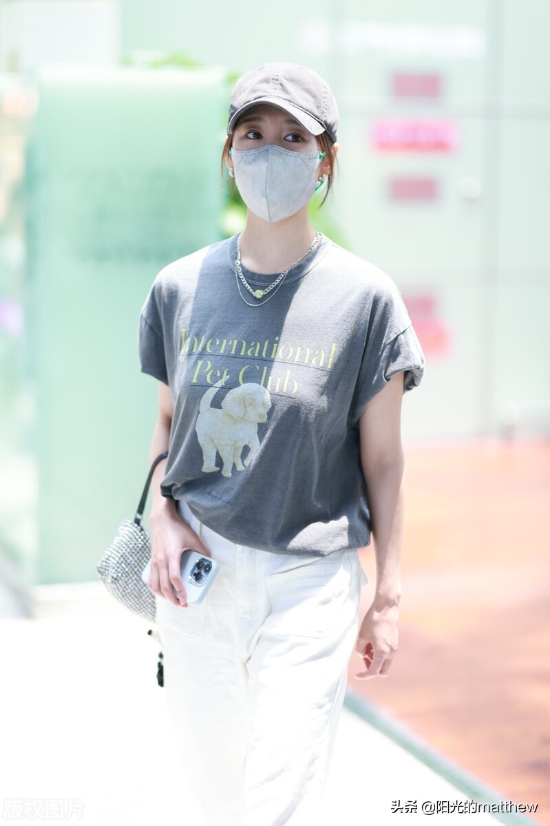 街拍：李纯灰色T恤+白裤子+棒球帽酷感十足