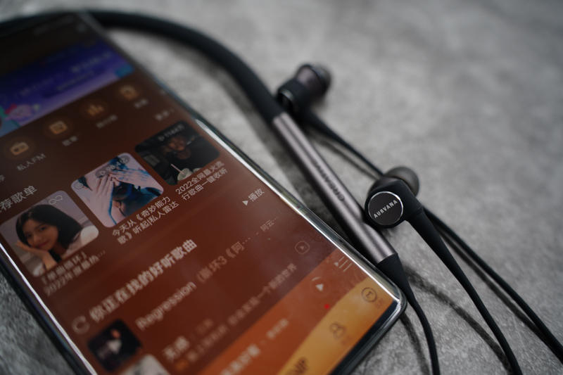 性能外翻的项圈蓝牙：创新Aurvana Trio Wireless评测