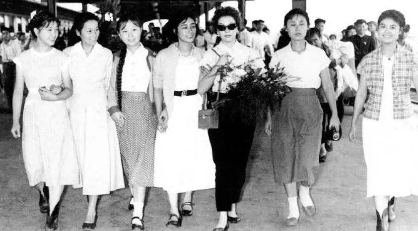 著名演员梁音：丧偶陷入悲痛，77岁时女儿撮合他与影迷再婚