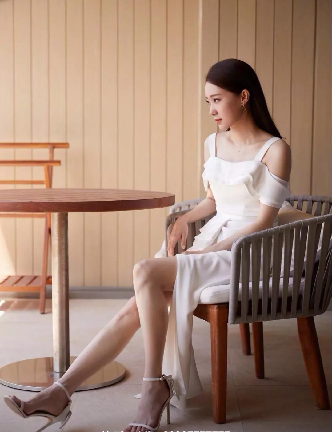 明星俏佳人：不是时代抛弃了张小斐，而是她读懂了“清醒”二字