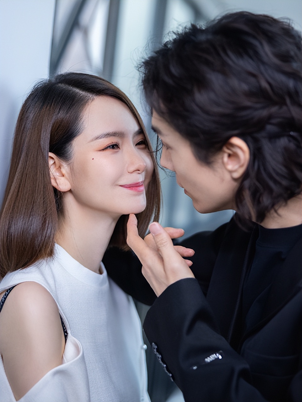 戚薇二胎终于官宣，李承铉亲自请网友“吃瓜”，绘图合照爱意满满