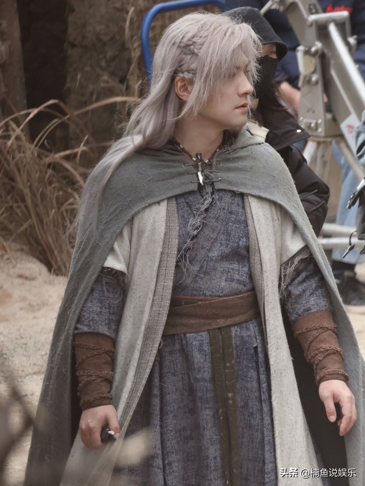 严屹宽不愧是古装美男子,身披破布白发炸毛也hold住,堪称建模脸