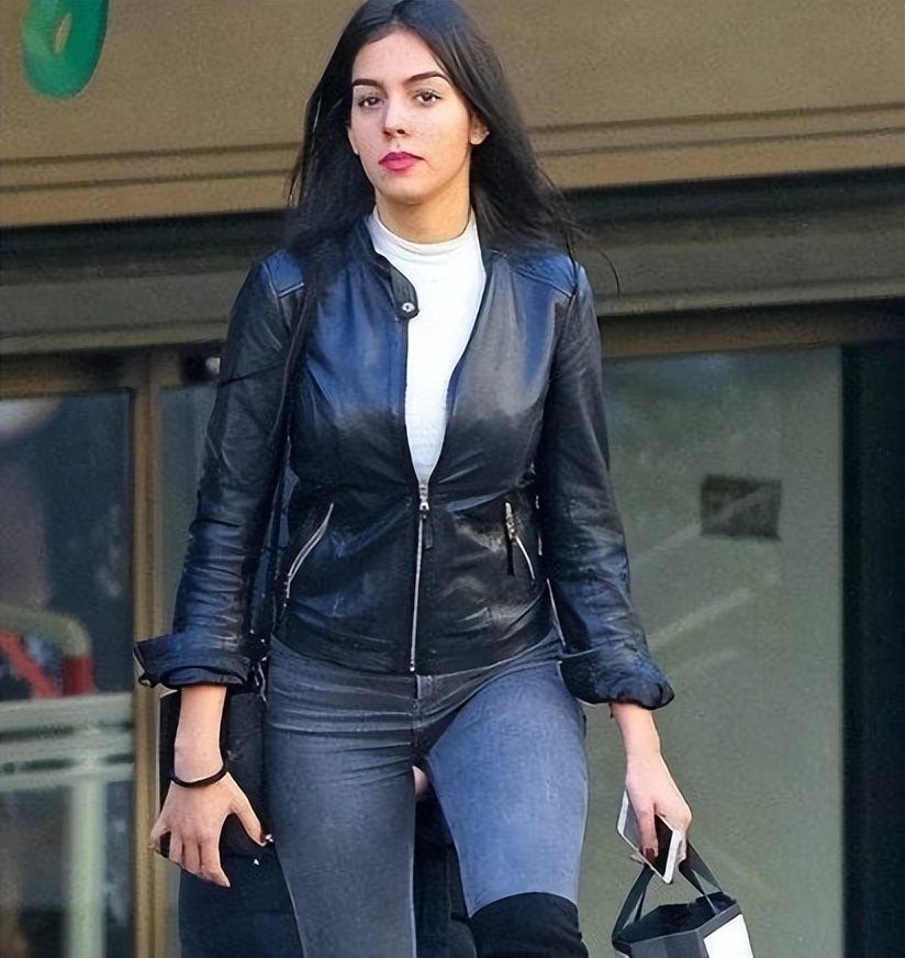 c罗老婆(c罗女友乔治娜:奢侈品柜姐,动刀10处,生2个孩子,也没能嫁给他