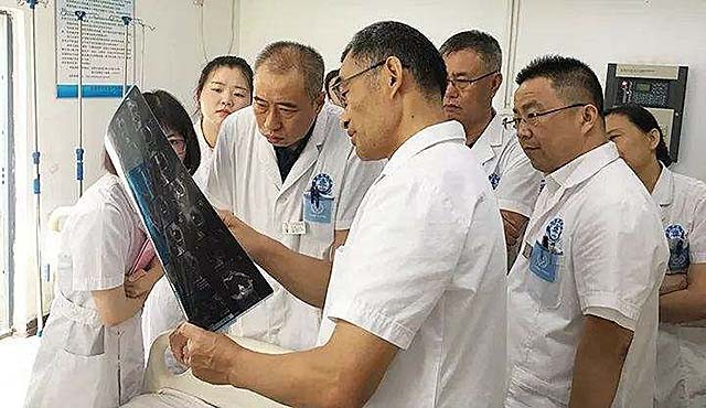 河北小伙胸口顶着200多斤肉球，体重500斤，吃喝拉撒在床上解决