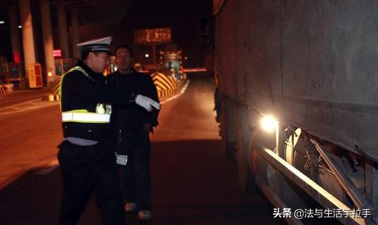 汽车射灯图片精选：大货车加装射灯面临处罚风险