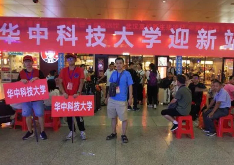 华中大上热门，招生小哥哥高颜值吸睛，网友喊话：快给隔壁还回去