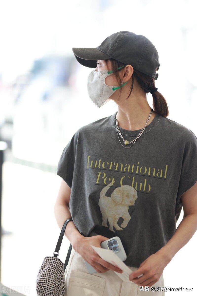 街拍：李纯灰色T恤+白裤子+棒球帽酷感十足