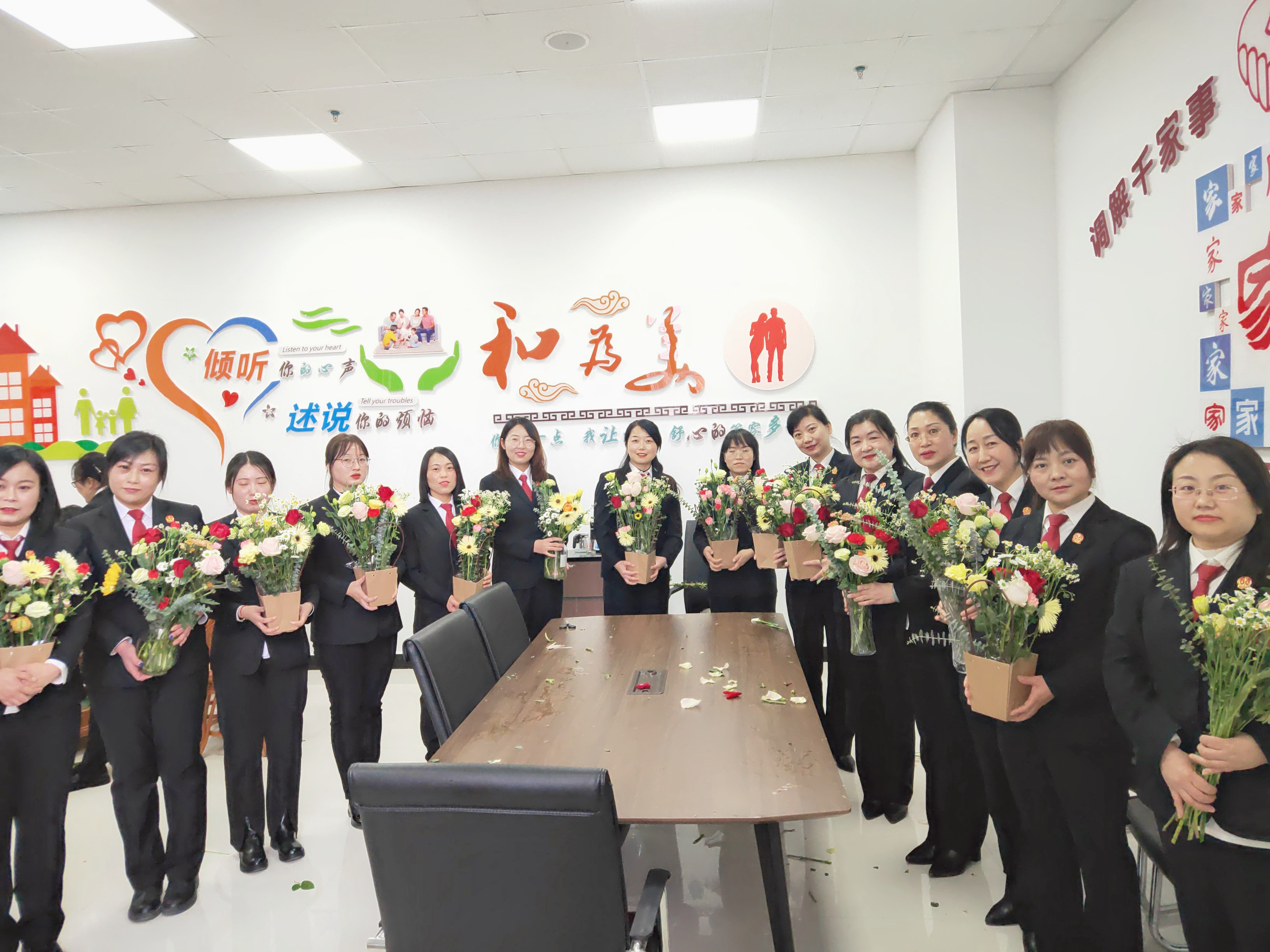 富县法院举办“情暖女神节 巾帼绽芳华”主题插花活动