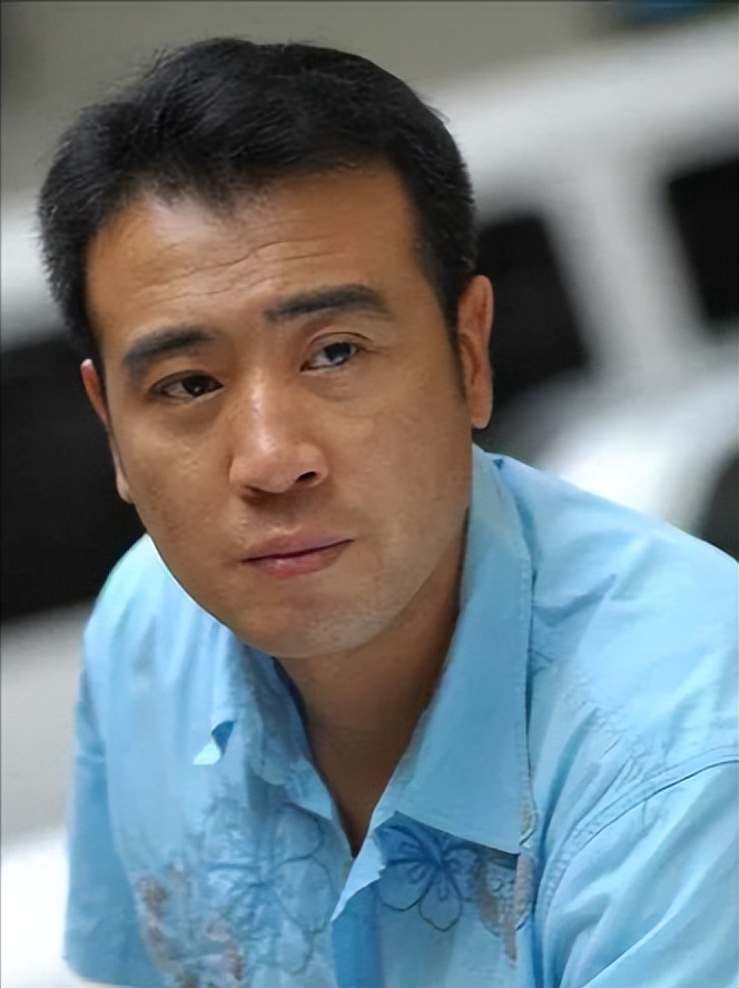 “大器晚成”于和伟：母亲反对他演戏，姐姐卖钢琴送他去戏剧学院