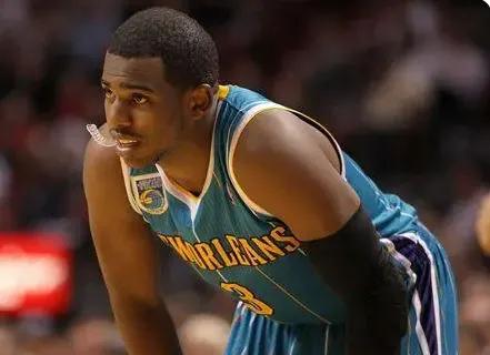 nba为什么会咬牙套（盘点NBA球星哪些标志性动作以及小怪癖，纳什喜欢摸鞋底再舔手指）