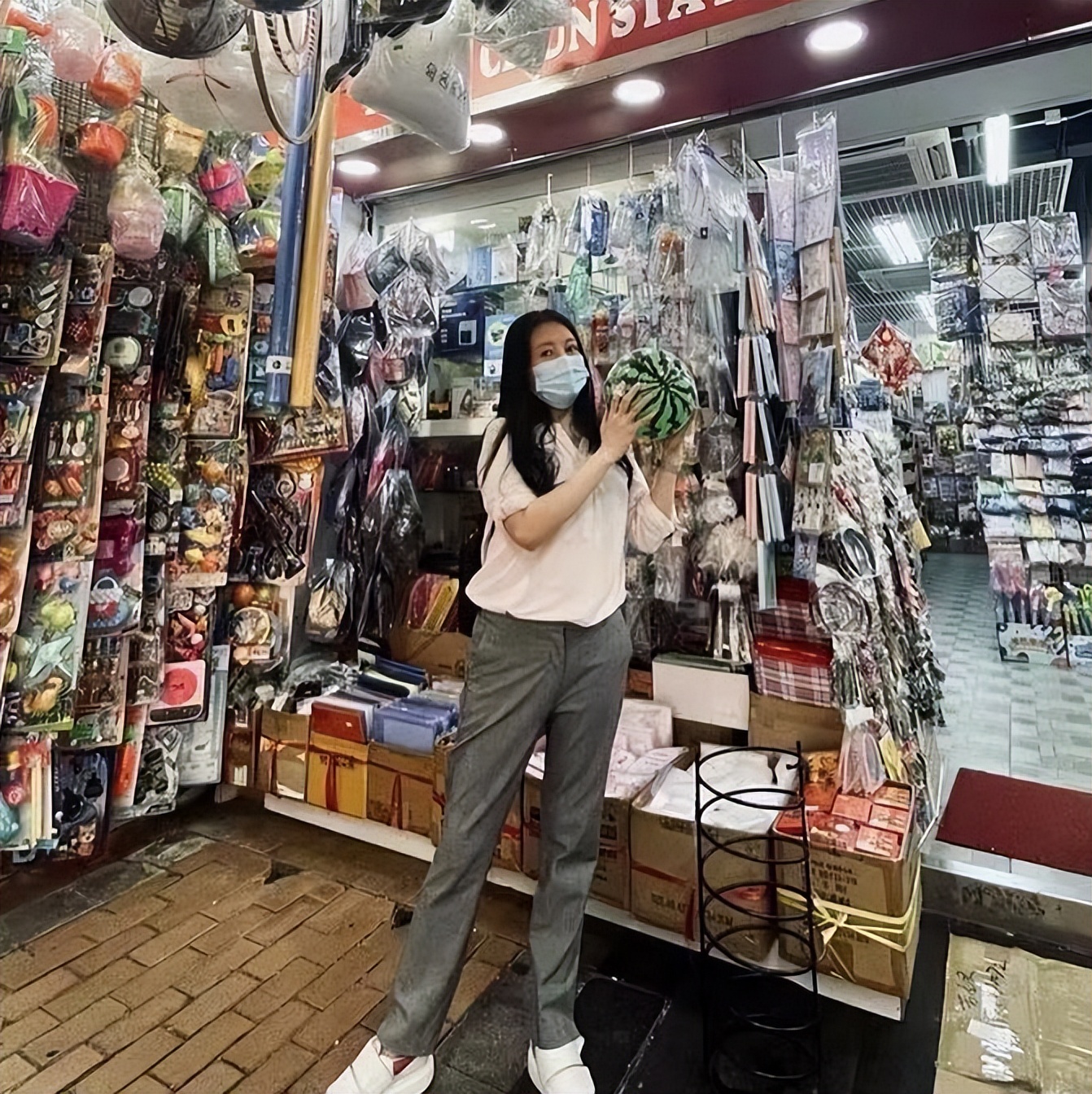 56岁李丽珍素颜逛菜市场，不化妆皮肤白净细嫩，背四万小包显阔气