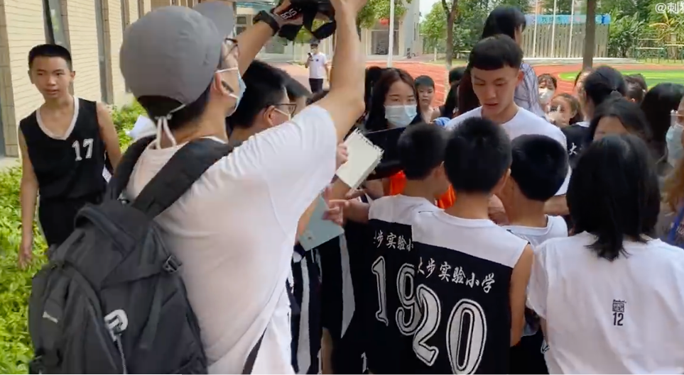 cba徐杰是哪个高中的（徐杰人气爆棚，造访校园被包围！小学生欢呼雀跃，美女争相合影）-趣拿体育