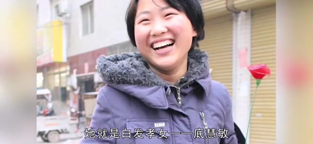 白发女大学生带母上学，心怀感恩，笑对人生