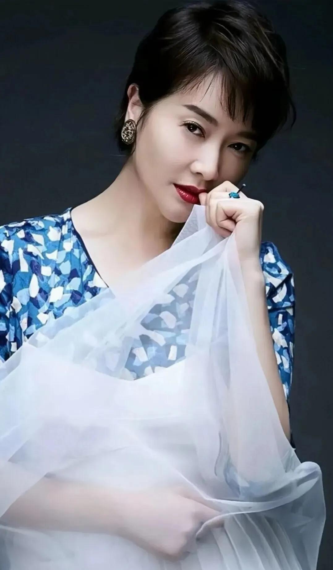 左小青腰肢柔软保养有道，美出高级感