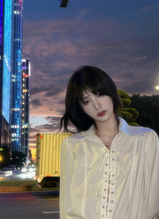 胡烨韬走机场照，眼妆真美，网友：求出个教程吧